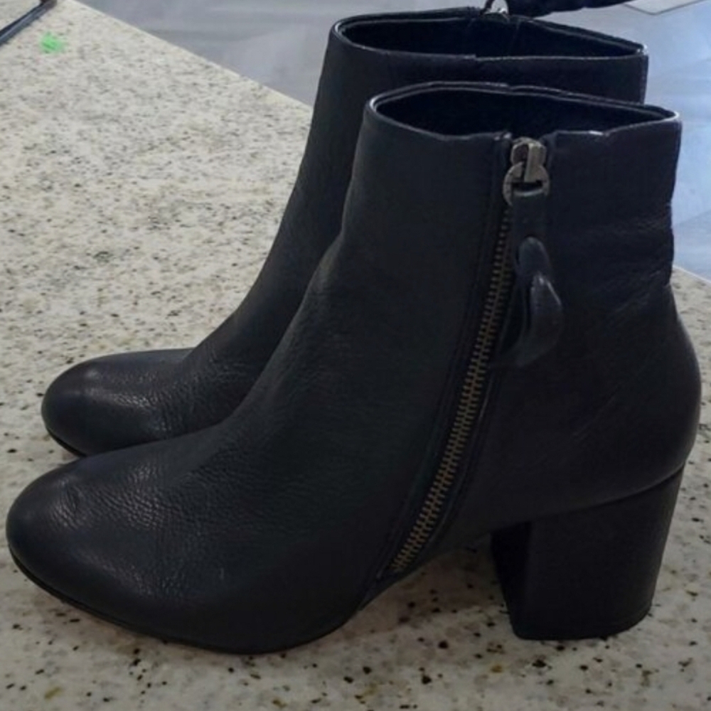 Black Leather Ankle Boots Block Heel Round Toe Side Zipper Closure size 8.5